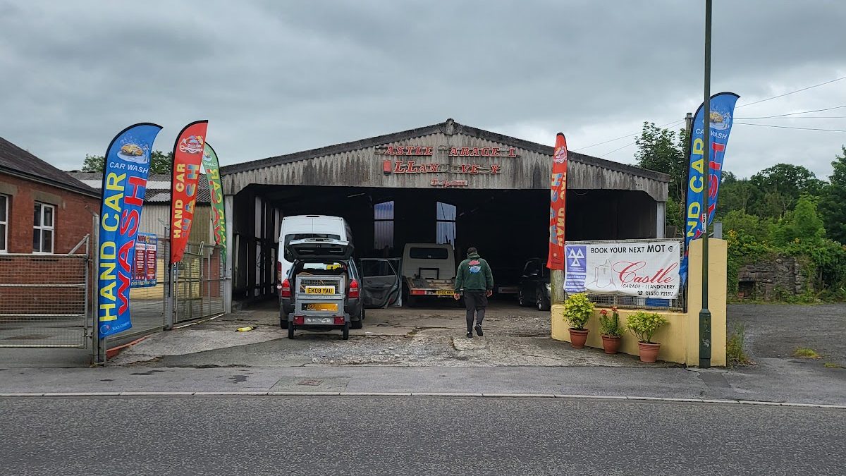 Peru's hand car wash Llandovery